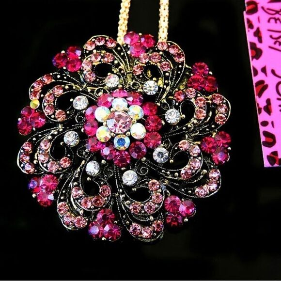 Charm Pendant Rhinestone flower Golden Chain necklace NWOT - Picture 2 of 3